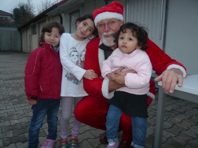 Weihnachtsmann Hilmar mit drei Mädchen 12 16